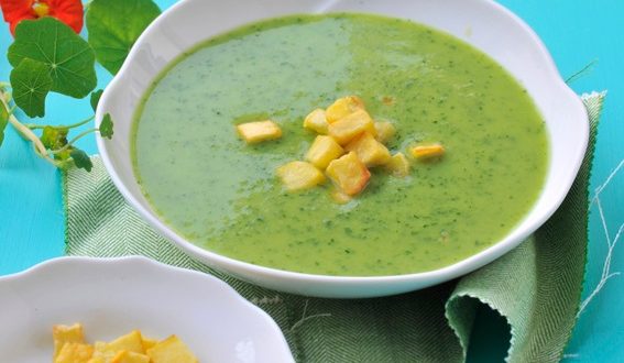 Kohlrabisuppe mit Kartoffelcroutons