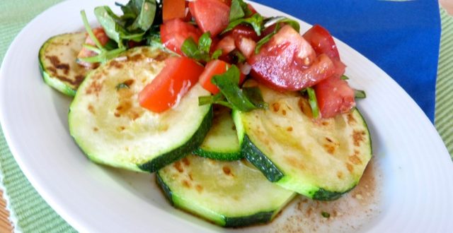 gebratene Zucchini mit Tomaten-Basilikum-Salsa