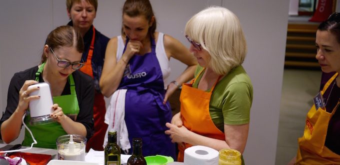 Tofu-Majonaise wird zubereitet