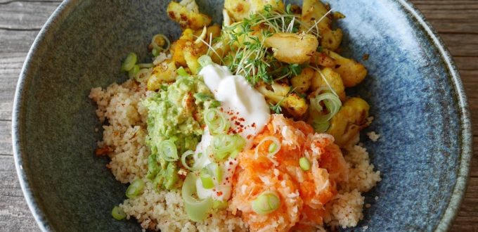 Bowl mit Blumenkohl, Couscous und Guacamole