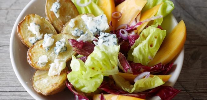 Salat mit Ofenkartoffel