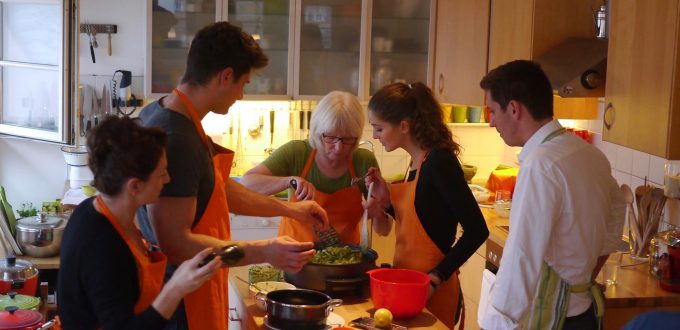 Kochkursteilnehmer mit Elisabeth Fischer