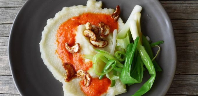 Schale mit Selleriepüree, Jungzwiebeln und Nüssen