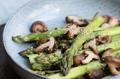 Asia Spargel Pilz Salat in blauer Schüssel