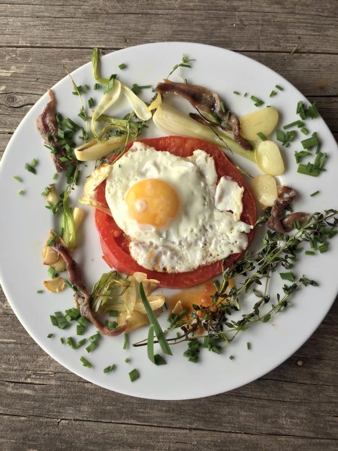 Frühstück üppig , Spiegelei auf Tomate