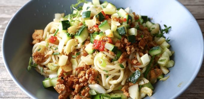 Zucchini-Spaghetti mit gebratenem Krümel-Tofu