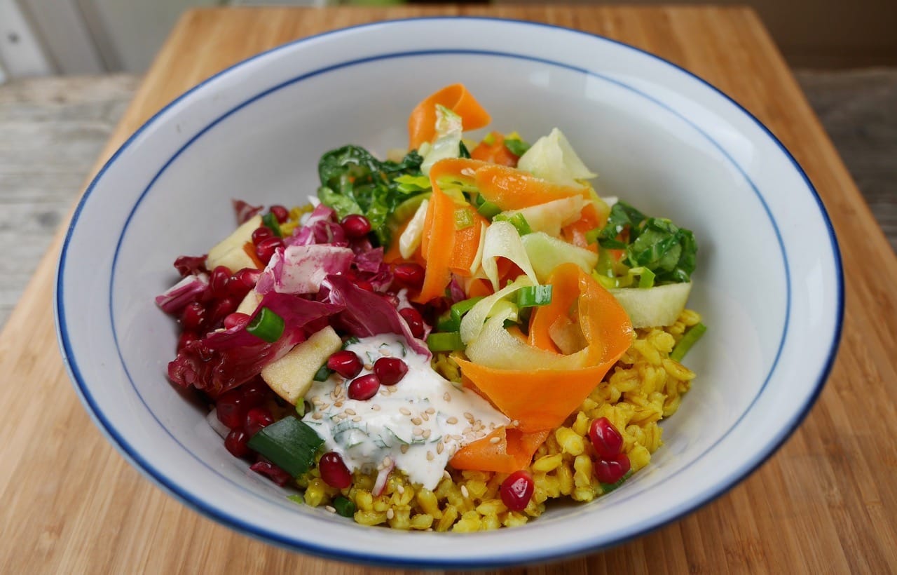 Kohlrabi-Blattgemüse-Bowl mit Salat, Dipp und Perlweizen - Elisabeth ...