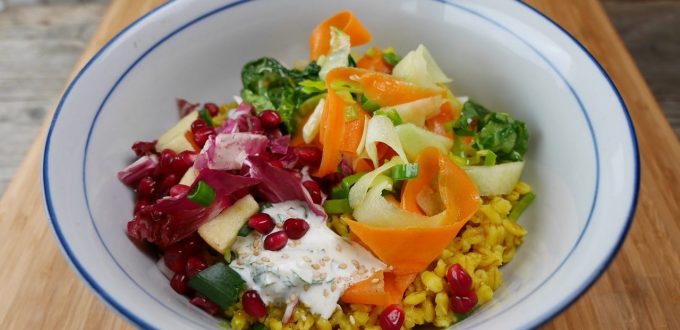 Vegetarische Bowl mir Kohlrabi-Blattgemüse aus dem Wok, Kräuter-Sesam-Dipp, Radicchio-Apfel-Salat und Kurkuma-Perlweizen