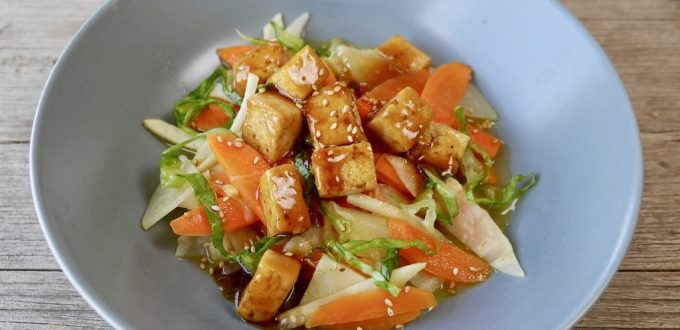 Sesam-Sherry-Tofu auf Zitronengemüse im Wok gebraten