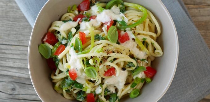 Spagetthi mit Parmesan-Soße in weisser Schüssel
