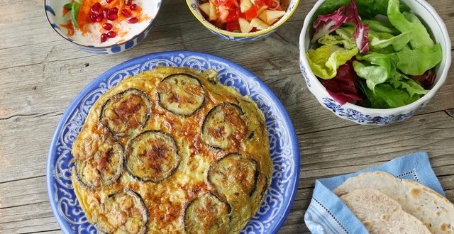 Auberginen-Tortilla mit Salat und Minz-Sauce