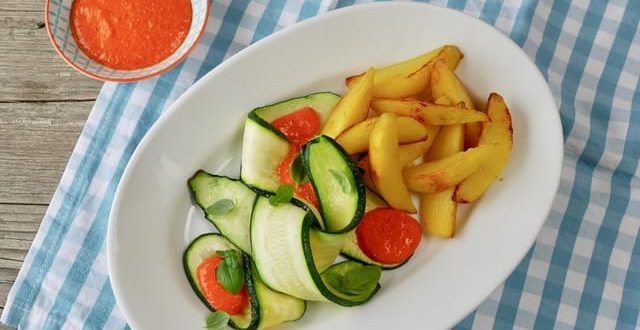 Zucchini mit Kartoffelspalten