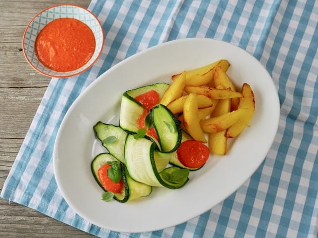 Zucchini mit Paprika-Cashew-Dipp - Elisabeth Fischer kocht