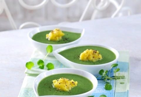 Grüne Detox-Suppe in weissen Suppenschalen
