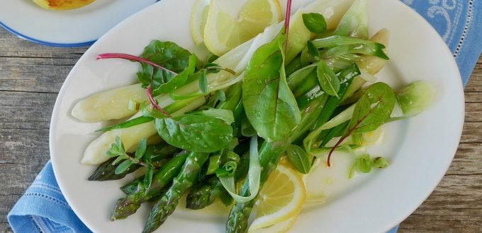 Spargel mit gebratenen Jungzwiebeln und Kräutern