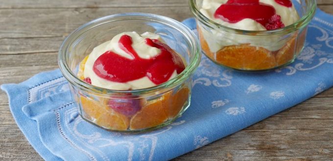 Kokoscreme mit Himbeersoße und Mandarinen