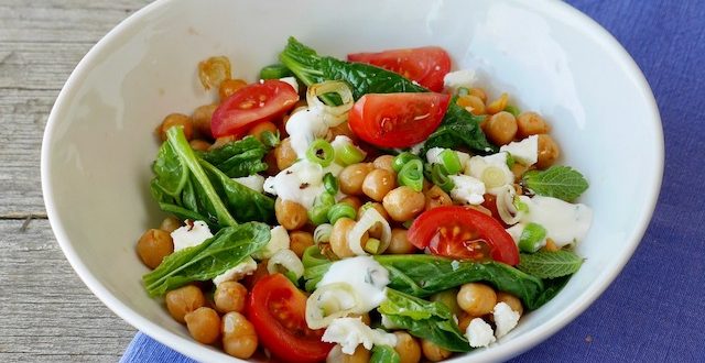 Spinat-Kichererbsen-Salat mit Feta