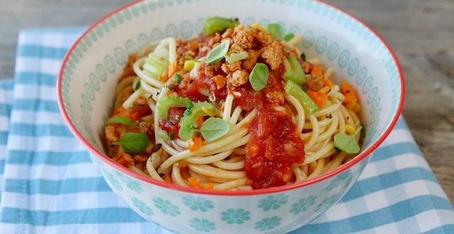 Spaghetti mit gebratenem Brösel-Tofu und Tomatensugo