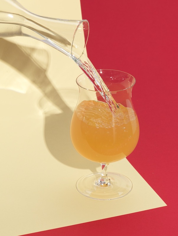 Apfel-Ingwer-Limo wird in ein Glas gegossen