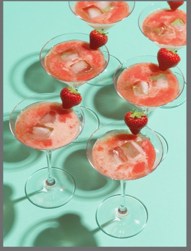 6 Cocktailgläser mit rosarotem Strawberrymule und Erdbeerdekoration